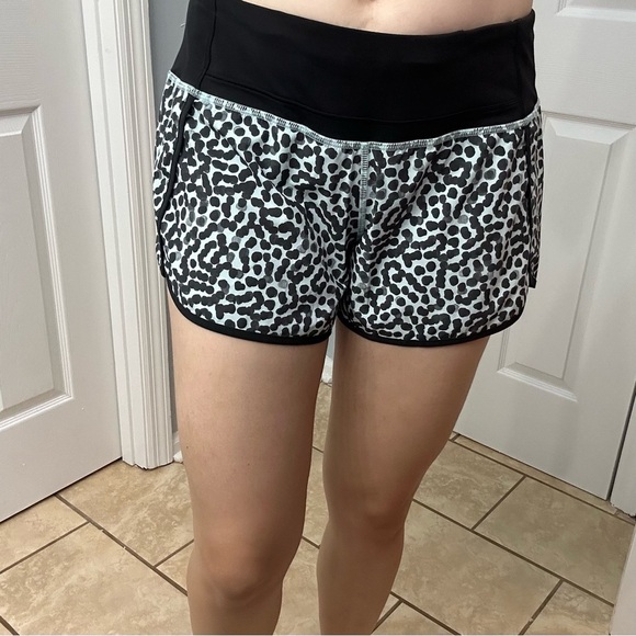 Lululemon Running Shorts Athletic Blue Black Polka Dot Gym Workout Size 6 Small - Picture 2 of 5